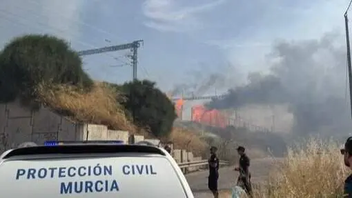 Un incendio de matorral junto a la v&iacute;a del AVE en Beniaj&aacute;n afecta a equipamiento ferroviario (foto: Protecci&oacute;n Civil de Murcia)