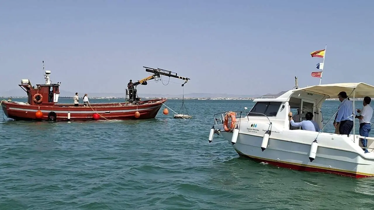 El consejero de Medio Ambiente, Industria, Universidades, Investigaci&oacute;n y Mar Menor, Juan Mar&iacute;a V&aacute;zquez, durante su visita las actuaciones de instalaci&oacute;n de los fondeaderos ecol&oacute;gicos en el Mar Menor.