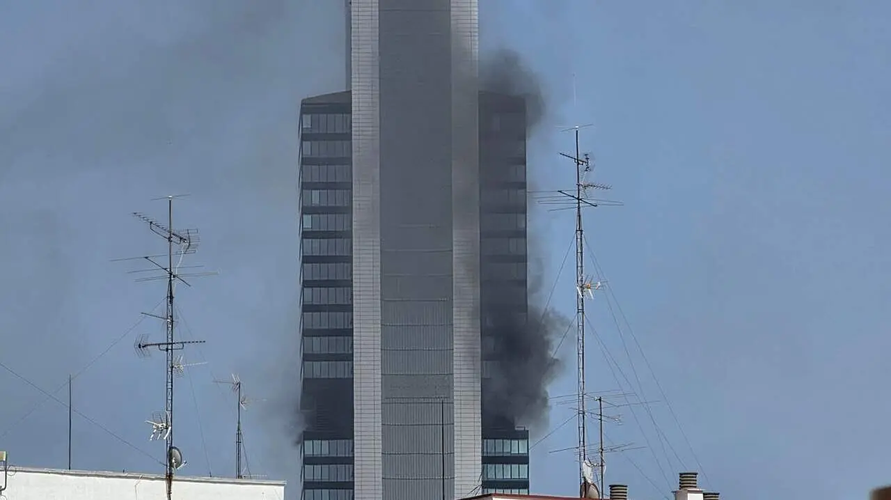 El incendio en una de las cuatro torres de la Castellana en Madrid es desalojado por un incendio (foto: @oscarbla1)