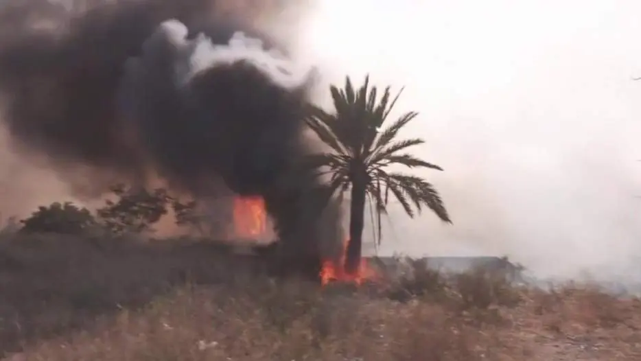 Una hoguera "descontrolada" ha provocado un incendio en Cartagena (foto: La 7)