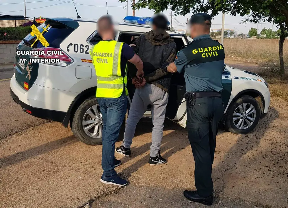 Dos agentes de la Guardia Civil custodian al detenido en la Operaci&oacute;n 'Chichar'
- GUARDIA CIVIL