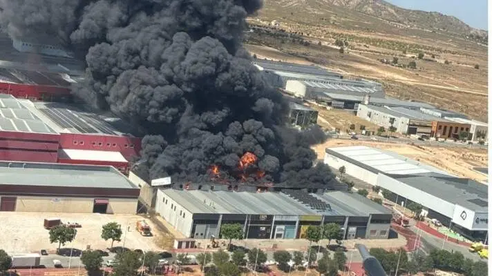Un incendio afecta a m&aacute;s de una decena de naves en Yecla (foto: 112 Regi&oacute;n de Murcia)