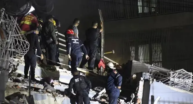 Miembros de los equipos de emergencias trabajan para ayudar a los afectados por los terremotos en Venezuela (foto: EP)