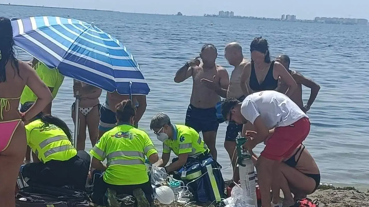 Rescatan inconsciente a un ba&ntilde;ista de 83 a&ntilde;os en una playa de Santiago de la Ribera (foto: Protecci&oacute;n Civil de San Javier)