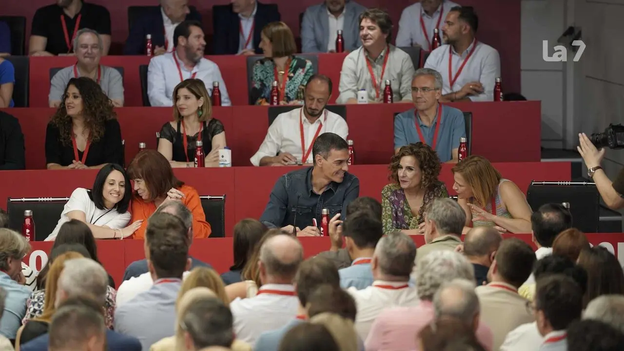 La secretaria de Organizaci&oacute;n del PSOE, Rebeca Torr&oacute;, la presidenta del PSOE, Cristina Narbona, el secretario general del PSOE y presidente del Gobierno, Pedro S&aacute;nchez,durante la reuni&oacute;n del Comit&eacute; Federal del PSOE 5 de julio de 2025, en Madrid
