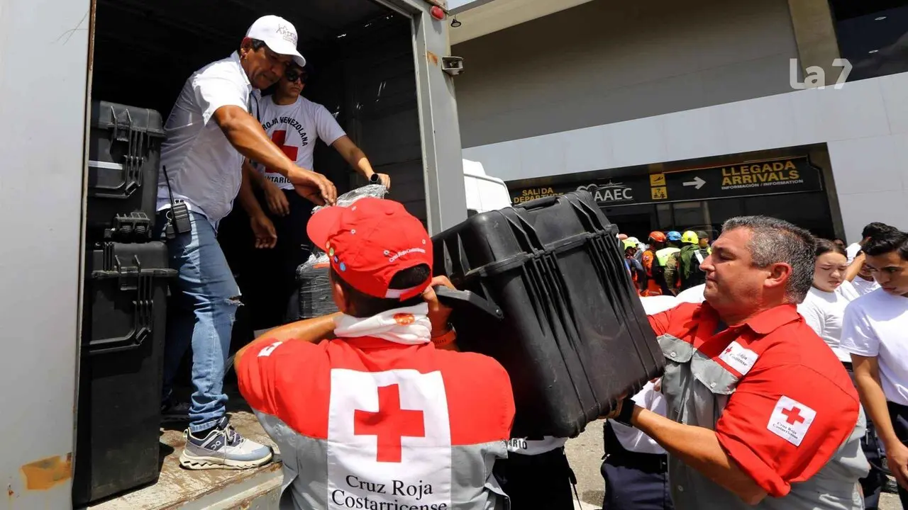 Imagen de tareas de salvamento por los terremotos de Venezuela