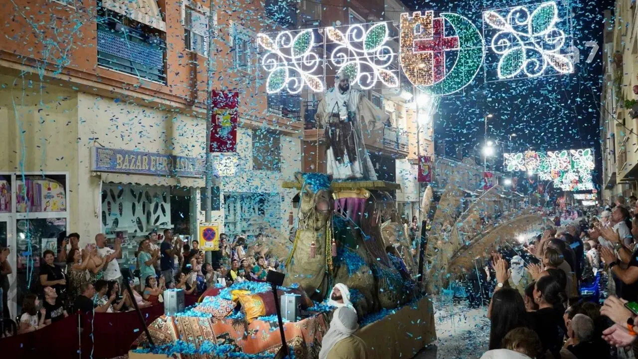 Las fiestas de Moros y Cristianos de Santomera, declaradas de Inter&eacute;s Tur&iacute;stico Regional, vivieron este s&aacute;bado su jornada m&aacute;s esperada con la celebraci&oacute;n del Gran Desfile