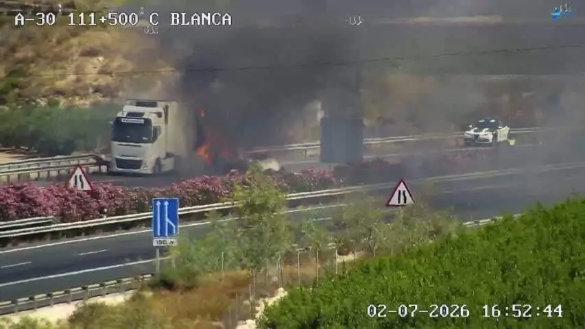 Incendio de un cami&oacute;n a la altura de Blanca, en la A-30 (foto: DGT)