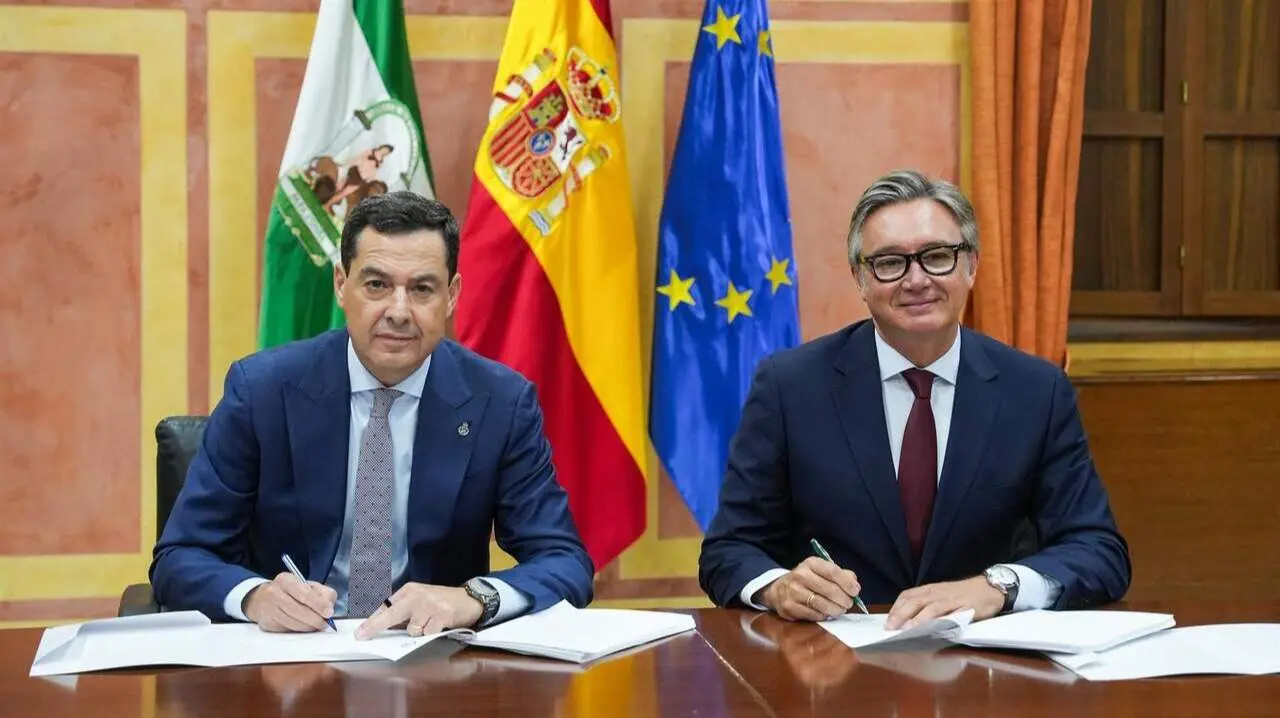 El presidente en funciones de la Junta, Juanma Moreno, firma con el portavoz de Vox Andaluc&iacute;a, Manuel Gavira, el acuerdo de gobierno entre ambas formaciones (foto: EP)