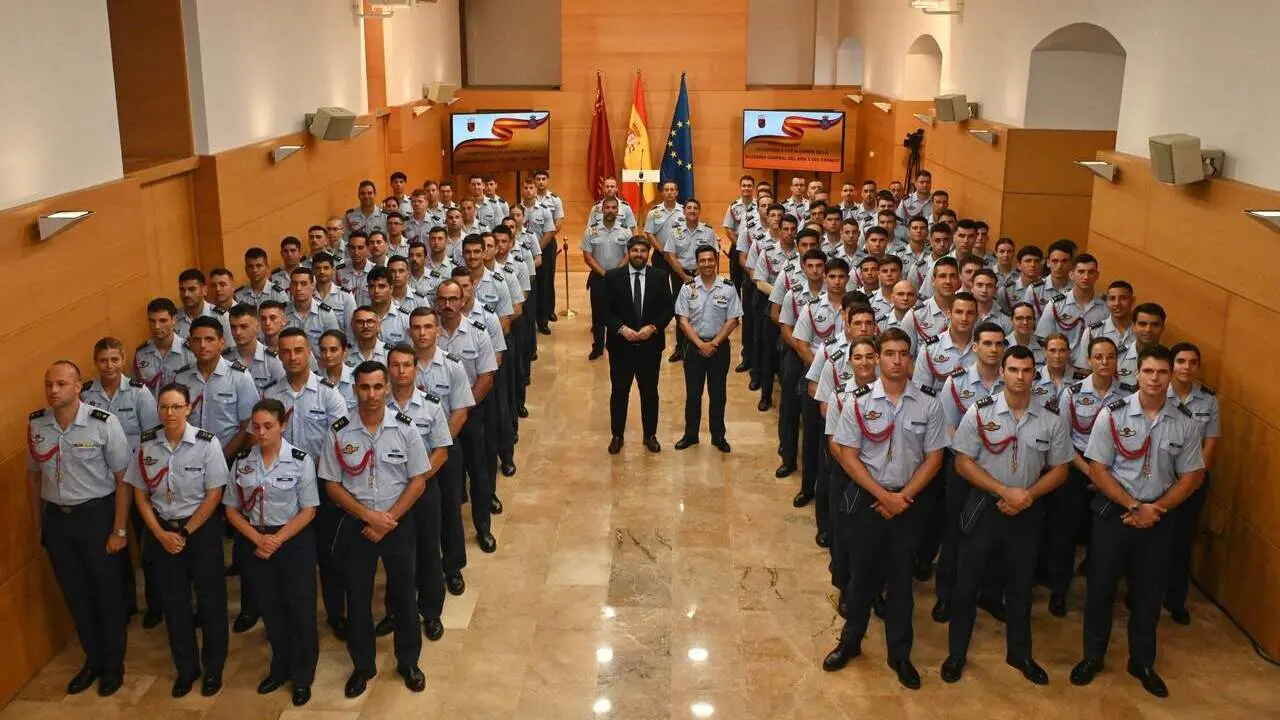 El presidente del Gobierno regional, Fernando L&oacute;pez Miras, con la promoci&oacute;n 2026 de la Academia General del Aire y del Espacio