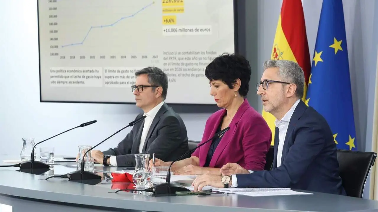 El ministro de Presidencia, Justicia y Relaciones con las Cortes, F&eacute;lix Bola&ntilde;os, la ministra de Inclusi&oacute;n, Seguridad Social y Migraciones y portavoz del Gobierno, Elma Saiz, y el ministro de Hacienda, Arcadi Espa&ntilde;a, durante una rueda de prensa (foto: EP)