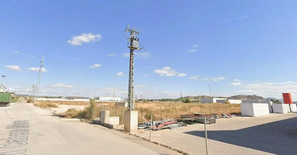 Torreta el&eacute;ctrica, situada en el Cabezo de Torres, en donde se ha hallado el cad&aacute;ver de un hombre de mediana edad (foto: Google)