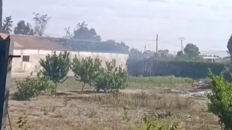 Un incendio afecta al tejado de una nave en la pedan&iacute;a lorquina de Cazalla (foto: La 7)