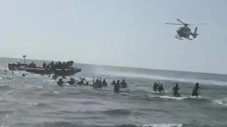 Una patera llega a la costa de &Aacute;guilas y desembarca en Cabo Cope ante la presencia de ba&ntilde;istas (foto: La 7)