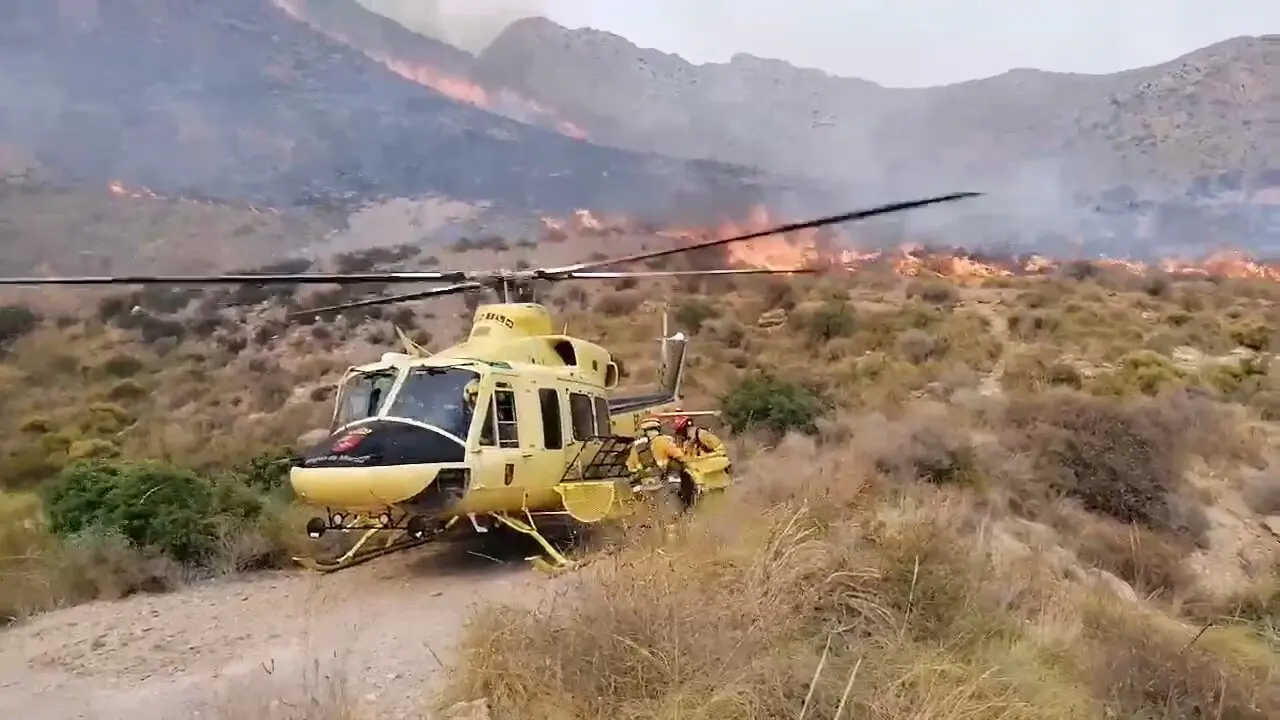 Incendio forestal en la Sierra de Las Moreras de Mazarr&oacute;n: movilizados medios terrestres y a&eacute;reos (foto: 112)