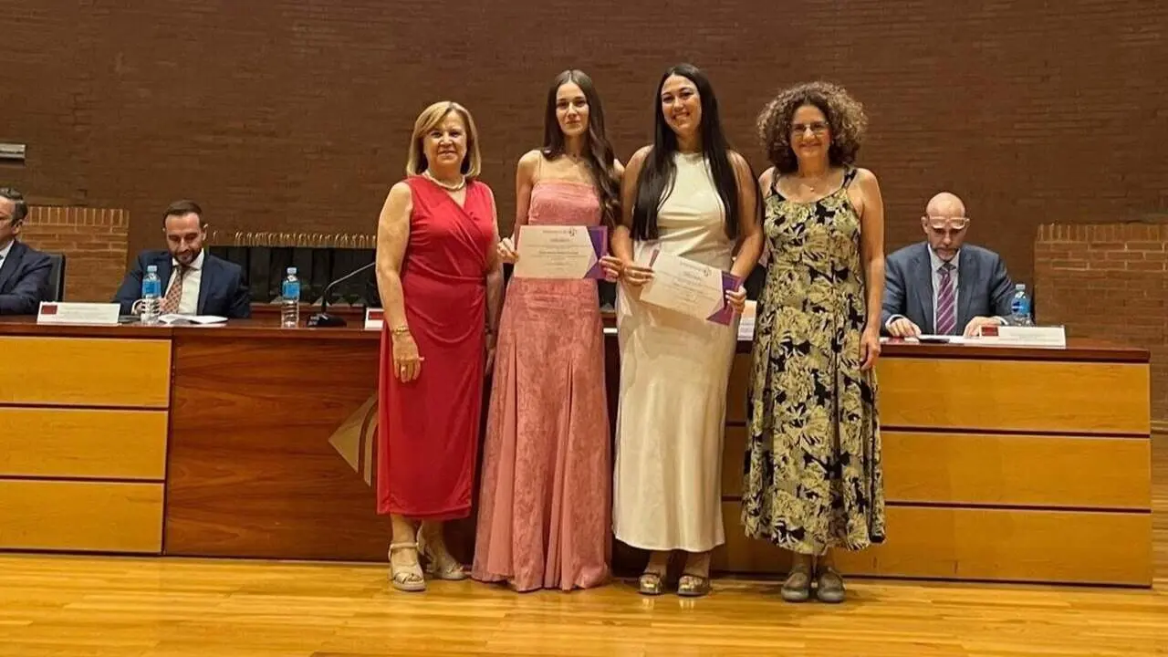 Dos estudiantes de la UCLM reciben becas de Fundaci&oacute;n Hefame para realizar pr&aacute;cticas en farmacias rurales (foto: Hefame)