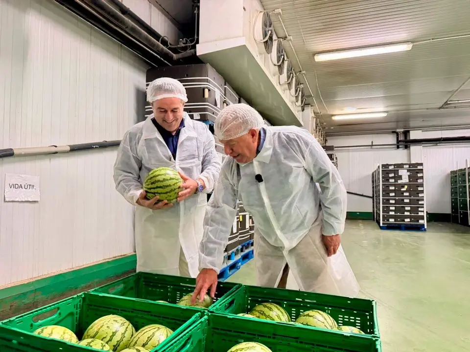 El consejero de Agua, Agricultura, Ganader&iacute;a y Pesca, Joaqu&iacute;n Buend&iacute;a, visita una productora agr&iacute;cola de &Aacute;guilas
- CARM