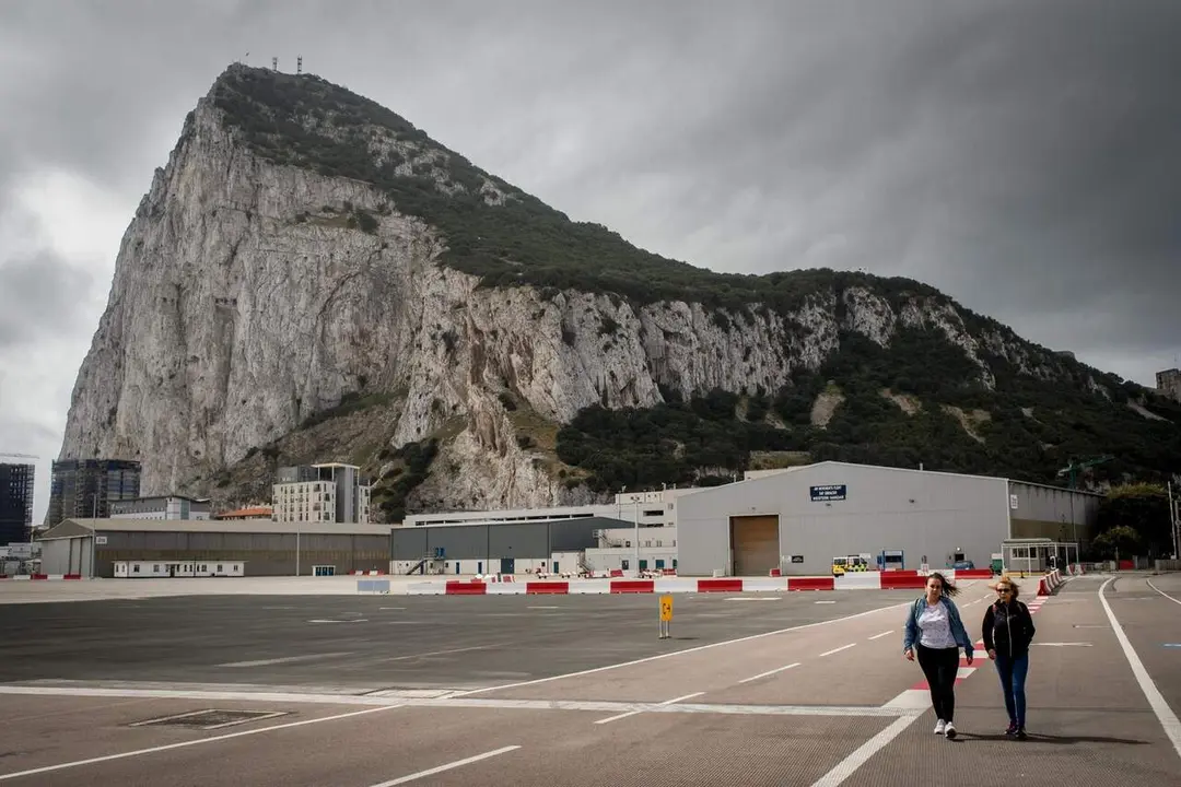 Peatones cruzando el asfalto en el aeropuerto internacional de Gibraltar