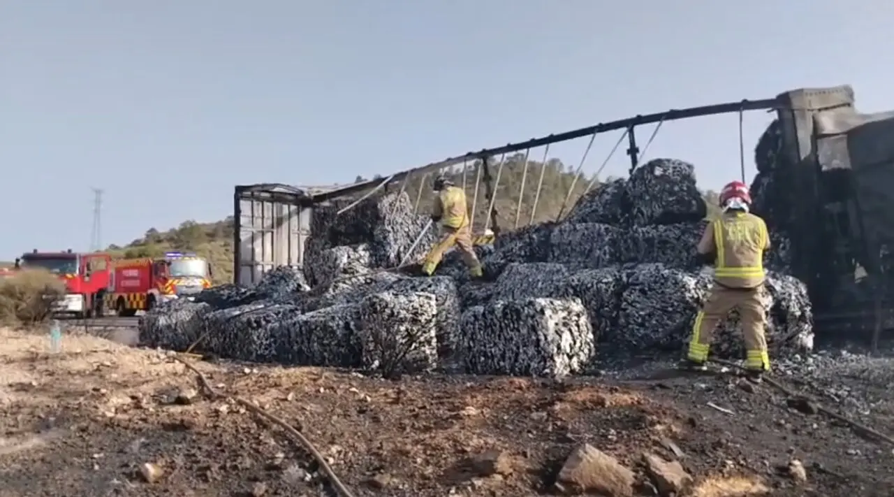 Cami&oacute;n incendiado en Jumilla | Foto: Patricia Azor&iacute;n