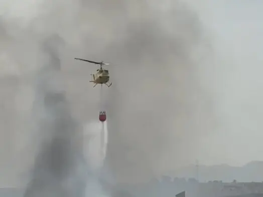 Medios a&eacute;reos trabajan en el incendio de matorral que ha obligado a desalojar varias viviendas en Cieza