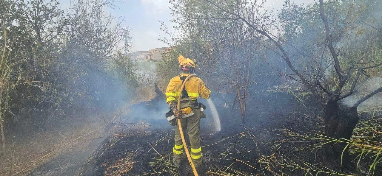 Bombero apagando el incendio (foto: 1-1-2)