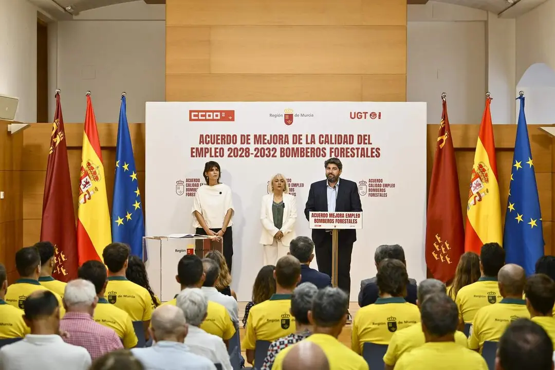 El nuevo acuerdo para los bomberos forestales incorpora m&aacute;s efectivos y mejoras salariales de hasta el 30,8% (foto: EP)