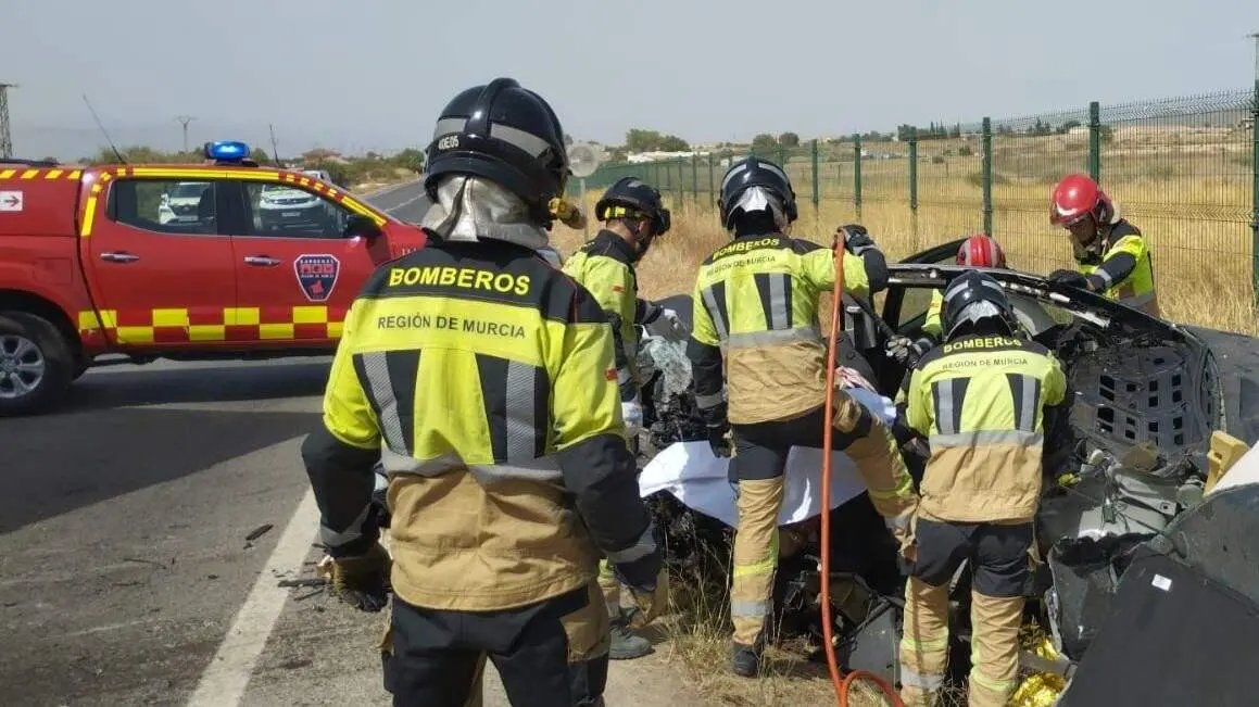 Una persona fallece y otra es trasladada al hospital tras un accidente entre un turismo y un cami&oacute;n en Lorca (foto: 112)