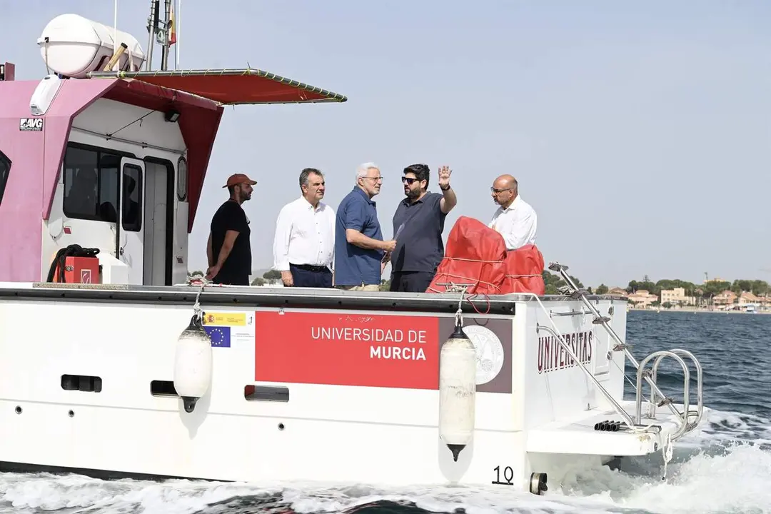 El presidente del Gobierno regional, Fernando L&oacute;pez Miras, particip&oacute; en una de las actuaciones de supervisi&oacute;n del estado del Mar Menor, acompa&ntilde;ando a cient&iacute;ficos, t&eacute;cnicos e investigadores
- CARM