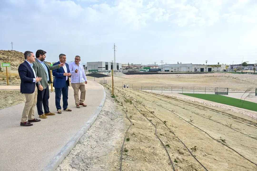 El presidente de la Comunidad, Fernando L&oacute;pez Miras, inaugura el Parque Inundable de Lorqu&iacute;, en la explicaci&oacute;n de la obra acometida y durante la visita a la infraestructura. | Foto: CARM