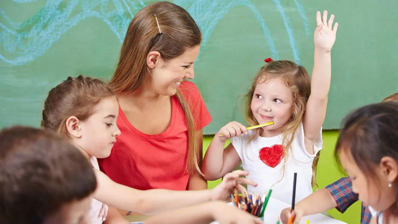 Pedagoga atiende a ni&ntilde;os | Foto: Archivo Canva