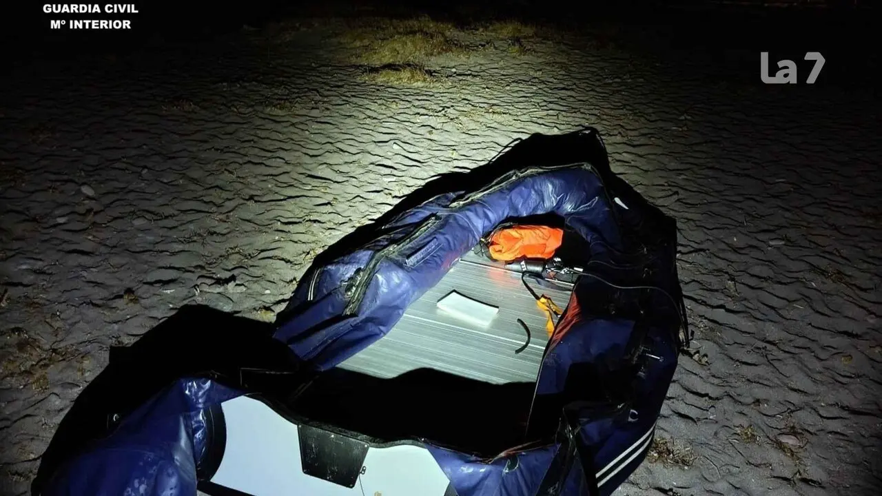 Una de las embarcaciones intervenidas por los agentes en una playa de N&iacute;jar