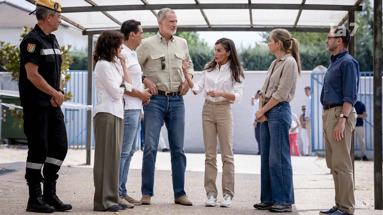 Los Reyes, Don Felipe VI y Do&ntilde;a Letizia, acompa&ntilde;ados del general jefe de la UME, Francisco Javier Ramos (i); la presidenta de la Comunidad de Madrid, Isabel D&iacute;az Ayuso (2i), la vicepresidenta del Gobierno y ministra para la Transici&oacute;n Ecol&oacute;gica y el Reto
Demogr&aacute;fico, Sara Aagesen
