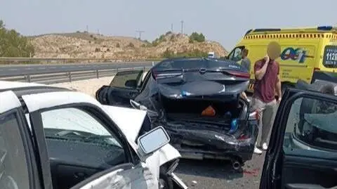 Cuatro heridos leves en una colisi&oacute;n m&uacute;ltiple en la A-7 a su paso por Murcia (foto: 112)