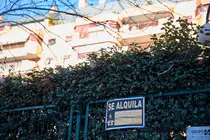 Un cartel de alquiler de viviendas (foto: EP)