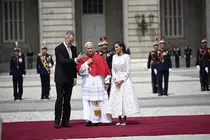 Le&oacute;n XIV, recibido con honores por los reyes y sus hijas a su llegada al Palacio Real (foto: EP)