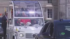 Le&oacute;n XIV sale a las calles de Madrid con su papam&oacute;vil (foto: La 7)