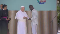 Un migrante senegal&eacute;s entrega a Le&oacute;n XIV su tarjeta de residencia como ejemplo de "esfuerzo y acogida" (foto: La 7)