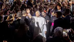 El papa Le&oacute;n XIV llega al encuentro 'Tejer redes con el mundo de la cultura, la educaci&oacute;n, la empresa y el deporte', en el Movistar Arena (foto: EP)