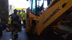 Servicios de emergencia no han podido salvar a un hombre que ha muerto al caer sobre &eacute;l una retroexcavadora