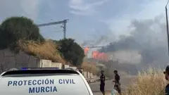 Un incendio de matorral junto a la v&iacute;a del AVE en Beniaj&aacute;n afecta a equipamiento ferroviario (foto: Protecci&oacute;n Civil de Murcia)
