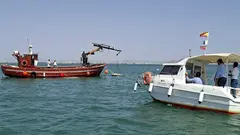 El consejero de Medio Ambiente, Industria, Universidades, Investigaci&oacute;n y Mar Menor, Juan Mar&iacute;a V&aacute;zquez, durante su visita las actuaciones de instalaci&oacute;n de los fondeaderos ecol&oacute;gicos en el Mar Menor.