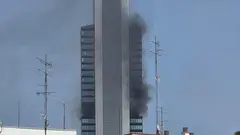 El incendio en una de las cuatro torres de la Castellana en Madrid es desalojado por un incendio (foto: @oscarbla1)
