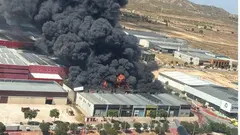 Un incendio afecta a m&aacute;s de una decena de naves en Yecla (foto: 112 Regi&oacute;n de Murcia)