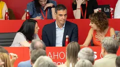 El presidente del Gobierno Pedro S&aacute;nchez, la vicesecretaria general, Mar&iacute;a Jes&uacute;s Montero (d), y la secretaria de organizaci&oacute;n, Rebeca Torr&oacute; Soler en el Comit&eacute; Federal en Ferraz.