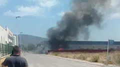 Un incendio en un solar junto a naves industriales moviliza a los servicios de emergencia en Librilla (foto: 112)