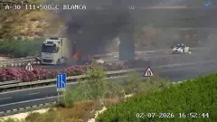 Incendio de un cami&oacute;n a la altura de Blanca, en la A-30 (foto: DGT)