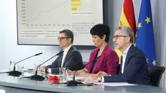 El ministro de Presidencia, Justicia y Relaciones con las Cortes, F&eacute;lix Bola&ntilde;os, la ministra de Inclusi&oacute;n, Seguridad Social y Migraciones y portavoz del Gobierno, Elma Saiz, y el ministro de Hacienda, Arcadi Espa&ntilde;a, durante una rueda de prensa (foto: EP)
