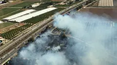 M&aacute;s de un centenar de llamadas al 112 alertaron de las llamas, que afectan a arbolado y vegetaci&oacute;n en dos puntos distintos del entorno de la autopista (foto: 112)