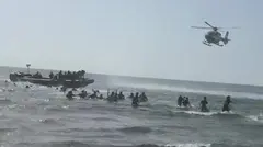 Una patera llega a la costa de &Aacute;guilas y desembarca en Cabo Cope ante la presencia de ba&ntilde;istas (foto: La 7)