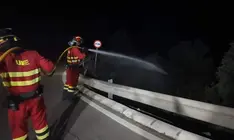 Un equipo de la UME act&uacute;a contra el incendio de Los Gallardos (Almer&iacute;a) en la madrugada del domingo 12 de julio (foto: EP)
